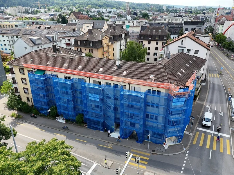 Mehrfamilienhaus mit Gerüst